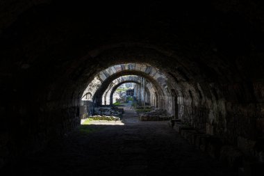 İzmir agora. Yeni eserlerle, antik şehrin kalıntıları görünmeye başladı. Agora İzmir 'in merkezinde yer almaktadır. İzmir Türkiye