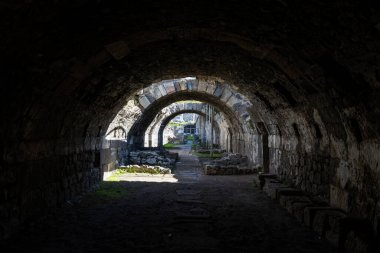 İzmir agora. Yeni eserlerle, antik şehrin kalıntıları görünmeye başladı. Agora İzmir 'in merkezinde yer almaktadır. İzmir Türkiye