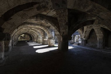 İzmir agora. Yeni eserlerle, antik şehrin kalıntıları görünmeye başladı. Agora İzmir 'in merkezinde yer almaktadır. İzmir Türkiye