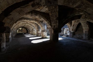 İzmir agora. Yeni eserlerle, antik şehrin kalıntıları görünmeye başladı. Agora İzmir 'in merkezinde yer almaktadır. İzmir Türkiye