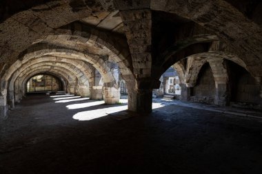İzmir agora. Yeni eserlerle, antik şehrin kalıntıları görünmeye başladı. Agora İzmir 'in merkezinde yer almaktadır. İzmir Türkiye
