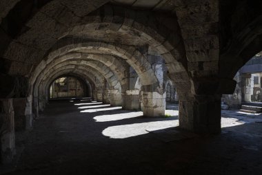 İzmir agora. Yeni eserlerle, antik şehrin kalıntıları görünmeye başladı. Agora İzmir 'in merkezinde yer almaktadır. İzmir Türkiye