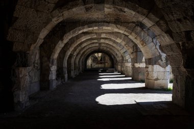 İzmir agora. Yeni eserlerle, antik şehrin kalıntıları görünmeye başladı. Agora İzmir 'in merkezinde yer almaktadır. İzmir Türkiye