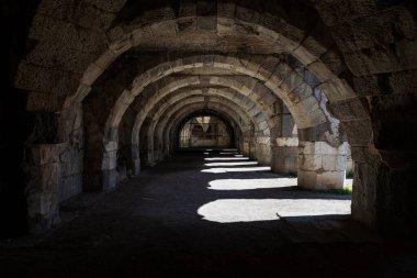 İzmir agora. Yeni eserlerle, antik şehrin kalıntıları görünmeye başladı. Agora İzmir 'in merkezinde yer almaktadır. İzmir Türkiye