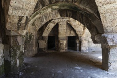 İzmir agora. Yeni eserlerle, antik şehrin kalıntıları görünmeye başladı. Agora İzmir 'in merkezinde yer almaktadır. İzmir Türkiye
