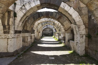 İzmir agora. Yeni eserlerle, antik şehrin kalıntıları görünmeye başladı. Agora İzmir 'in merkezinde yer almaktadır. İzmir Türkiye