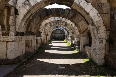 İzmir agora. Yeni eserlerle, antik şehrin kalıntıları görünmeye başladı. Agora İzmir 'in merkezinde yer almaktadır. İzmir Türkiye