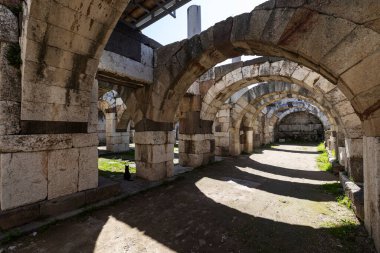 İzmir agora. Yeni eserlerle, antik şehrin kalıntıları görünmeye başladı. Agora İzmir 'in merkezinde yer almaktadır. İzmir Türkiye