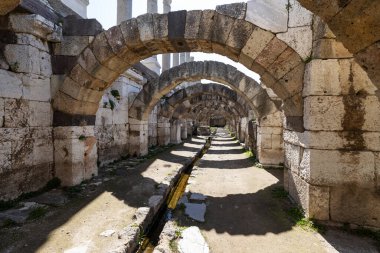 İzmir agora. Yeni eserlerle, antik şehrin kalıntıları görünmeye başladı. Agora İzmir 'in merkezinde yer almaktadır. İzmir Türkiye