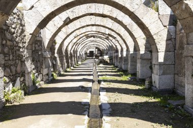 İzmir agora. Yeni eserlerle, antik şehrin kalıntıları görünmeye başladı. Agora İzmir 'in merkezinde yer almaktadır. İzmir Türkiye