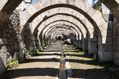 İzmir agora. Yeni eserlerle, antik şehrin kalıntıları görünmeye başladı. Agora İzmir 'in merkezinde yer almaktadır. İzmir Türkiye
