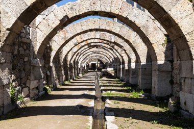 İzmir agora. Yeni eserlerle, antik şehrin kalıntıları görünmeye başladı. Agora İzmir 'in merkezinde yer almaktadır. İzmir Türkiye