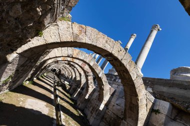 İzmir agora. Yeni eserlerle, antik şehrin kalıntıları görünmeye başladı. Agora İzmir 'in merkezinde yer almaktadır. İzmir Türkiye