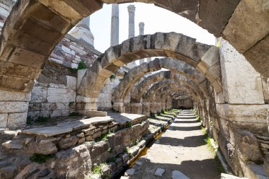 İzmir agora. Yeni eserlerle, antik şehrin kalıntıları görünmeye başladı. Agora İzmir 'in merkezinde yer almaktadır. İzmir Türkiye