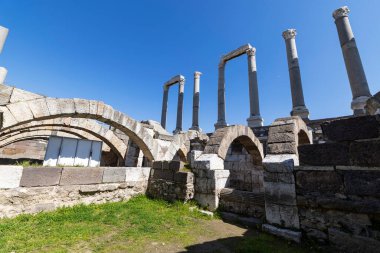 İzmir agora. Yeni eserlerle, antik şehrin kalıntıları görünmeye başladı. Agora İzmir 'in merkezinde yer almaktadır. İzmir Türkiye