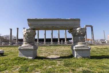 İzmir agora. Yeni eserlerle, antik şehrin kalıntıları görünmeye başladı. Agora İzmir 'in merkezinde yer almaktadır. İzmir Türkiye