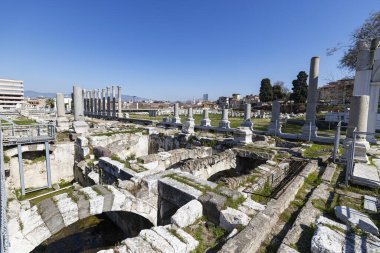 İzmir agora. Yeni eserlerle, antik şehrin kalıntıları görünmeye başladı. Agora İzmir 'in merkezinde yer almaktadır. İzmir Türkiye