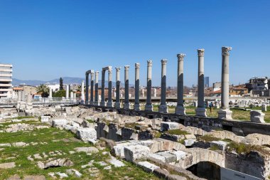 İzmir agora. Yeni eserlerle, antik şehrin kalıntıları görünmeye başladı. Agora İzmir 'in merkezinde yer almaktadır. İzmir Türkiye