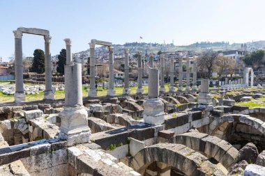 İzmir agora. Yeni eserlerle, antik şehrin kalıntıları görünmeye başladı. Agora İzmir 'in merkezinde yer almaktadır. İzmir Türkiye
