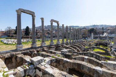 İzmir agora. Yeni eserlerle, antik şehrin kalıntıları görünmeye başladı. Agora İzmir 'in merkezinde yer almaktadır. İzmir Türkiye