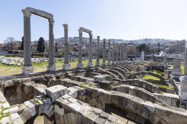 İzmir agora. Yeni eserlerle, antik şehrin kalıntıları görünmeye başladı. Agora İzmir 'in merkezinde yer almaktadır. İzmir Türkiye
