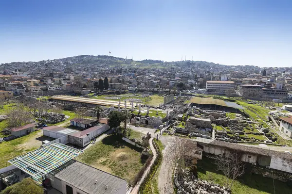 İzmir agora. Yeni eserlerle, antik şehrin kalıntıları görünmeye başladı. Agora İzmir 'in merkezinde yer almaktadır. İzmir Türkiye