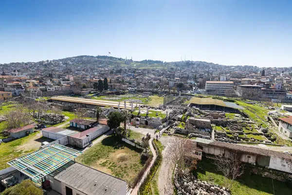 İzmir agora. Yeni eserlerle, antik şehrin kalıntıları görünmeye başladı. Agora İzmir 'in merkezinde yer almaktadır. İzmir Türkiye