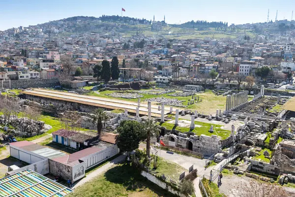 İzmir agora. Yeni eserlerle, antik şehrin kalıntıları görünmeye başladı. Agora İzmir 'in merkezinde yer almaktadır. İzmir Türkiye