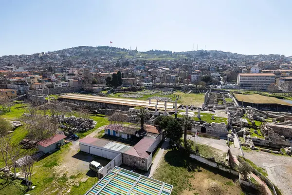 İzmir agora. Yeni eserlerle, antik şehrin kalıntıları görünmeye başladı. Agora İzmir 'in merkezinde yer almaktadır. İzmir Türkiye