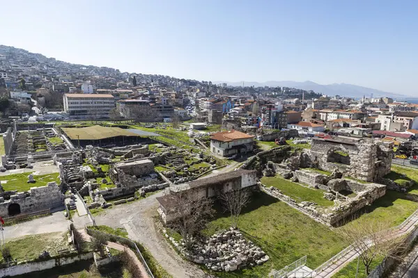 İzmir agora. Yeni eserlerle, antik şehrin kalıntıları görünmeye başladı. Agora İzmir 'in merkezinde yer almaktadır. İzmir Türkiye
