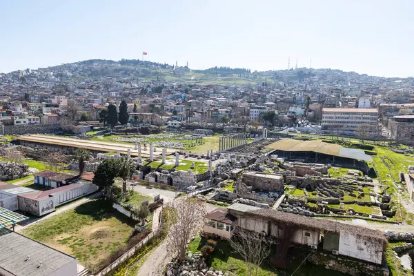 İzmir agora. Yeni eserlerle, antik şehrin kalıntıları görünmeye başladı. Agora İzmir 'in merkezinde yer almaktadır. İzmir Türkiye