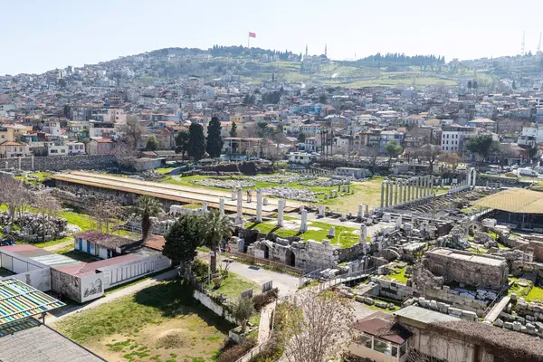 İzmir agora. Yeni eserlerle, antik şehrin kalıntıları görünmeye başladı. Agora İzmir 'in merkezinde yer almaktadır. İzmir Türkiye