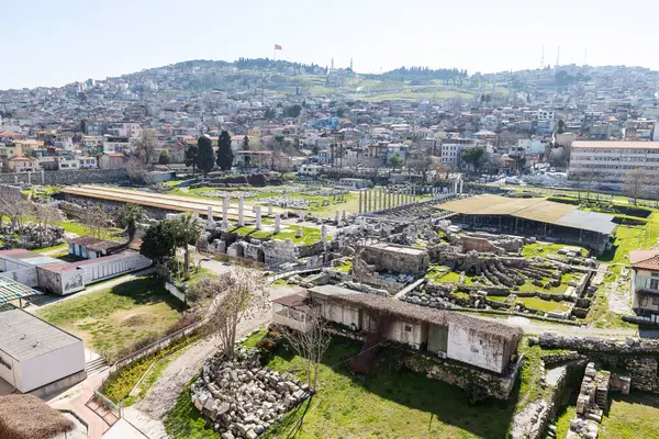İzmir agora. Yeni eserlerle, antik şehrin kalıntıları görünmeye başladı. Agora İzmir 'in merkezinde yer almaktadır. İzmir Türkiye