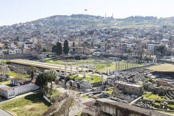 İzmir agora. Yeni eserlerle, antik şehrin kalıntıları görünmeye başladı. Agora İzmir 'in merkezinde yer almaktadır. İzmir Türkiye