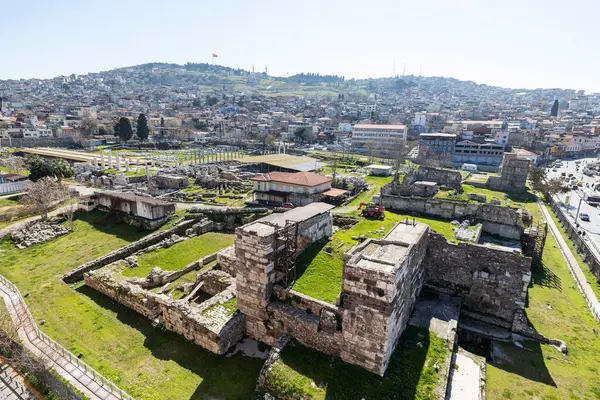 İzmir agora. Yeni eserlerle, antik şehrin kalıntıları görünmeye başladı. Agora İzmir 'in merkezinde yer almaktadır. İzmir Türkiye