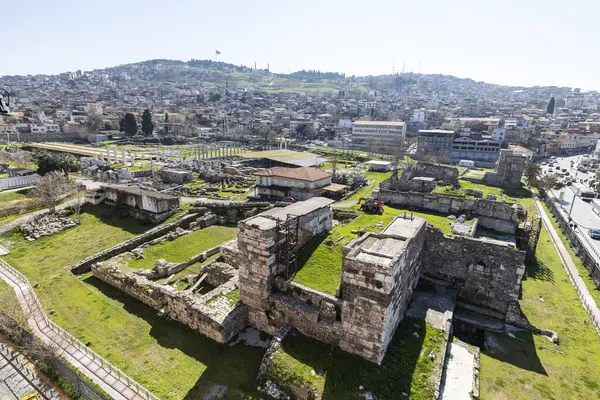 İzmir agora. Yeni eserlerle, antik şehrin kalıntıları görünmeye başladı. Agora İzmir 'in merkezinde yer almaktadır. İzmir Türkiye