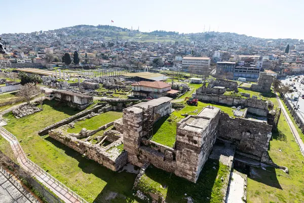 İzmir agora. Yeni eserlerle, antik şehrin kalıntıları görünmeye başladı. Agora İzmir 'in merkezinde yer almaktadır. İzmir Türkiye