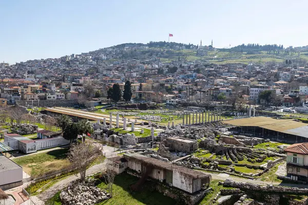 İzmir agora. Yeni eserlerle, antik şehrin kalıntıları görünmeye başladı. Agora İzmir 'in merkezinde yer almaktadır. İzmir Türkiye