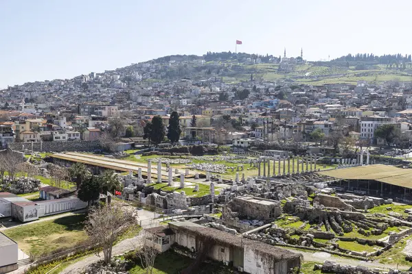 İzmir agora. Yeni eserlerle, antik şehrin kalıntıları görünmeye başladı. Agora İzmir 'in merkezinde yer almaktadır. İzmir Türkiye
