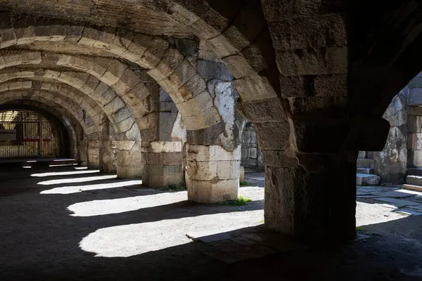 İzmir agora. Yeni eserlerle, antik şehrin kalıntıları görünmeye başladı. Agora İzmir 'in merkezinde yer almaktadır. İzmir Türkiye