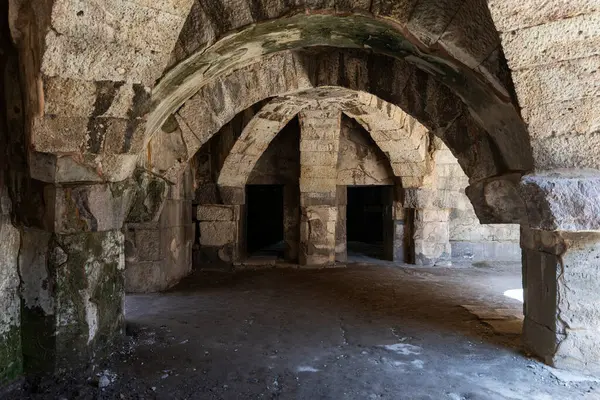 İzmir agora. Yeni eserlerle, antik şehrin kalıntıları görünmeye başladı. Agora İzmir 'in merkezinde yer almaktadır. İzmir Türkiye