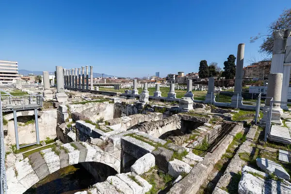 İzmir agora. Yeni eserlerle, antik şehrin kalıntıları görünmeye başladı. Agora İzmir 'in merkezinde yer almaktadır. İzmir Türkiye
