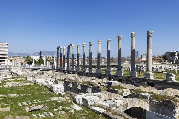 İzmir agora. Yeni eserlerle, antik şehrin kalıntıları görünmeye başladı. Agora İzmir 'in merkezinde yer almaktadır. İzmir Türkiye