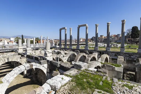 İzmir agora. Yeni eserlerle, antik şehrin kalıntıları görünmeye başladı. Agora İzmir 'in merkezinde yer almaktadır. İzmir Türkiye