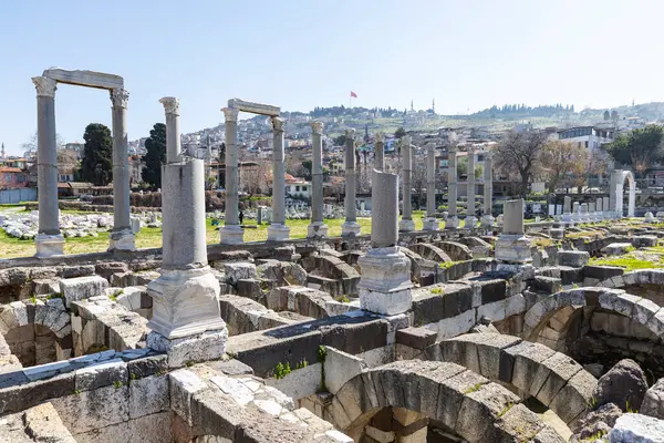 İzmir agora. Yeni eserlerle, antik şehrin kalıntıları görünmeye başladı. Agora İzmir 'in merkezinde yer almaktadır. İzmir Türkiye