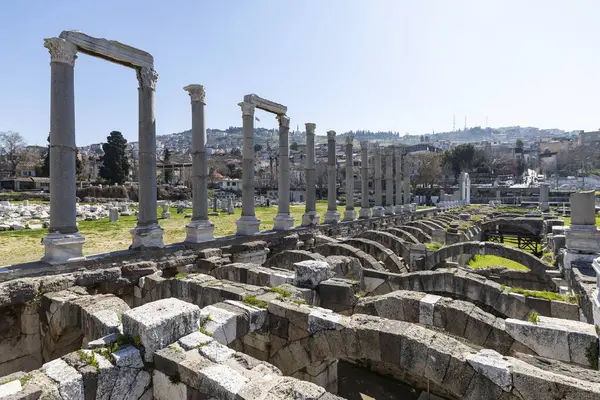 İzmir agora. Yeni eserlerle, antik şehrin kalıntıları görünmeye başladı. Agora İzmir 'in merkezinde yer almaktadır. İzmir Türkiye