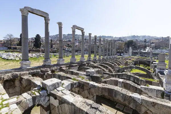 İzmir agora. Yeni eserlerle, antik şehrin kalıntıları görünmeye başladı. Agora İzmir 'in merkezinde yer almaktadır. İzmir Türkiye