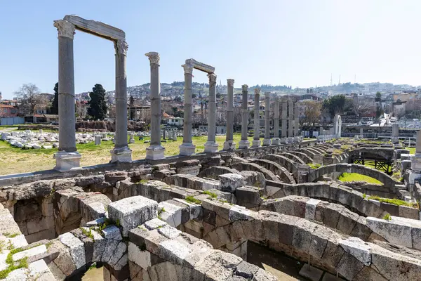 İzmir agora. Yeni eserlerle, antik şehrin kalıntıları görünmeye başladı. Agora İzmir 'in merkezinde yer almaktadır. İzmir Türkiye