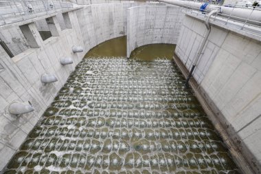 Havalandırma havzasında biyolojik tedavi süreci. Özel ekipman, oksijen girişi yoluyla organik kirleticilerin bozulmasına hizmet eder.