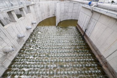 Havalandırma havzasında biyolojik tedavi süreci. Özel ekipman, oksijen girişi yoluyla organik kirleticilerin bozulmasına hizmet eder.
